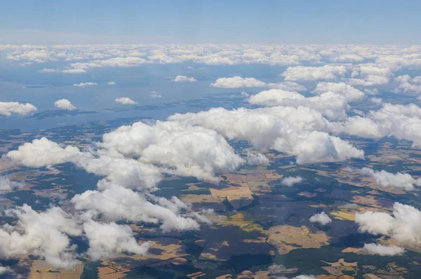Αεροπλάνο Που Φέρουν Πάνω Από Σύννεφα Πάνω Από Όμορφα Πράσινα — Φωτογραφία Αρχείου