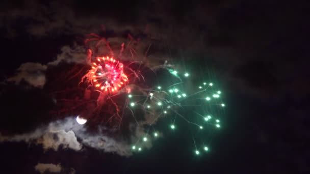 Panorama vista del cielo dramático luna llena Día de la Independencia 4 de julio Fuegos artificiales de colores brillantes de varios colores — Vídeo de stock