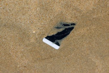 Kayıp cep telefonu sahilin yakınındaki okyanus suyuna düştü..