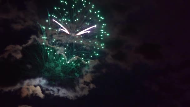 Celebraciones de conquista un espectáculo de fuegos artificiales luna llena entre cielo nublado oscuro misterio — Vídeos de Stock