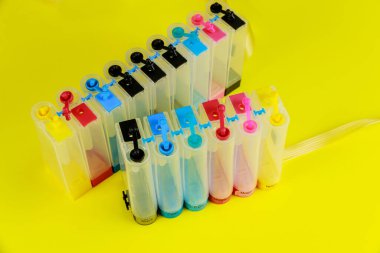 Dış renk tanklarına mürekkep doldurma işlemi yapan mürekkep püskürtme yazıcıları