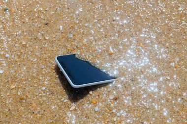 Hasarlı akıllı telefon sel baskınında ıslak okyanus suyunu düşürdü