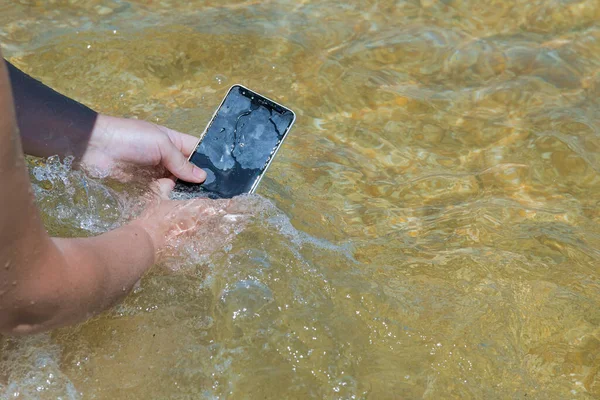Telefon Dotykowy Plaży Oceanicznej Wodzie — Zdjęcie stockowe
