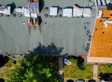 Eski çatının kaldırılması ve yeni çatı kiremitinin değiştirilmesi. Ev çatısı inşaatı için yeni malzemeler.