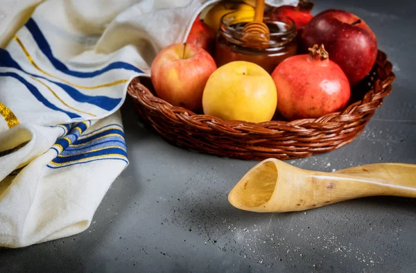 Honig Auf Granatapfel Und Äpfeln Jüdisches Neujahrsfest Rosch Shana Schofar — Stockfoto
