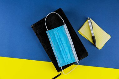 New York New York 11 Haziran 2020: Coronavirus Covid-19 'a karşı solunum maskeli kutsal İncil