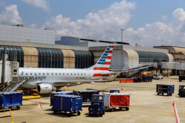 10 HAZİRAN 20 HAZİRAN Charlotte, NC ABD: Amerikan Havayolları 'nın havayolu kanadında Amerikan bayrağı çalındı