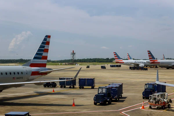 Ιουν Charlotte Ανατρεπόμενο Πλάνο Αεροσκάφους Της American Airlines Που Φορτώνει — Φωτογραφία Αρχείου