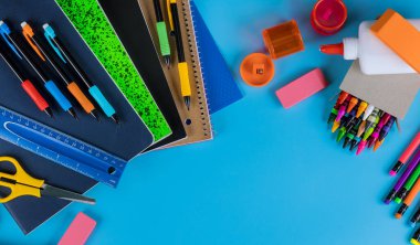 Okul meselelerine dönelim. Mavi arka planda okul malzemeleri