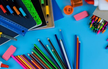 Okul ve eğitim malzemeleri, defterler, renkli kalemler.