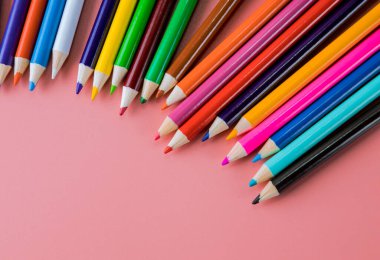 Öğrenci materyali kırmızı masada, okula geri dönüyor.