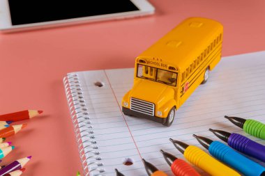 Otobüs ve defter renkli kalemlerle okul konseptine geri dön