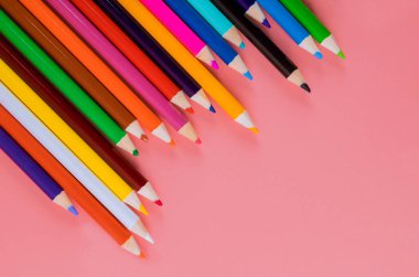 Öğrenci materyali pembe masada, okula geri dönüyor.