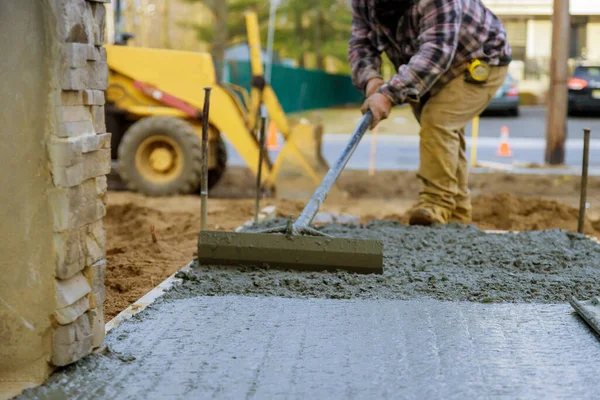 Misturador Caminhão Derramando Cimento Concreto Concreto Com Calçada — Fotografia de Stock