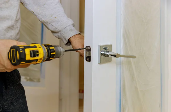 Handyman Usando Destornillador Taladro Para Instalar Cerradura Puerta Una Casa — Foto de Stock
