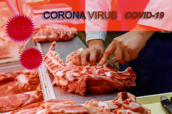 一名屠夫在商店柜台上用刀切肉片的封闭生肉市场手 — 图库照片