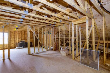 Ev kirişinin altında inşa edilmiş çatıdaki konutun tamamlanmamış çatısı