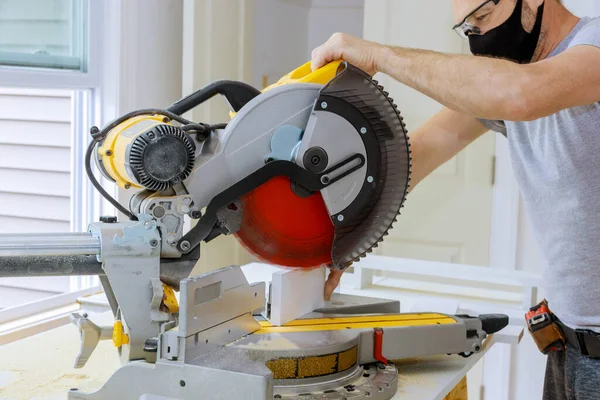 Arbeiter Schützt Sich Vor Covid Mann Schneidet Mit Kreissäge Rotierende — Stockfoto