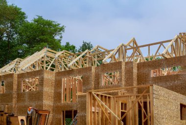 Tahta çatı iskeleti, tavan arası kirişine karşı inşa edilmiş.