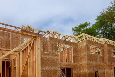 Çatı iskeleti, yeni ev. İç mimari. Çatı katı ahşap kirişlerden yapılmış.