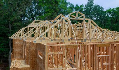 Ahşap çerçeve tavan arası inşaat halinde bir çerçeve duvarı malzemesi içinde.