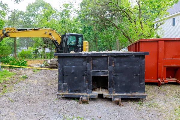 工業用ダンプは 建設中の家の上にロードされたゴミ除去容器の改修建物を埋め — ストック写真