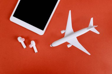 İş yerindeki kulaklıklarda dijital tablet model uçak, seyahat konsepti için uçak.