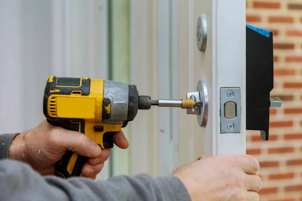 Handyman Usando Destornillador Taladro Para Instalar Cerradura Puerta Una Casa —  Fotos de Stock