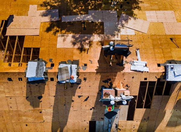 Construction Worker Renovation Roof House Installed New Shingles — Stock Photo, Image