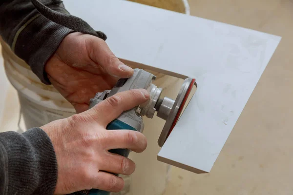 Worker Uses Grinder Cutting Tiles Porcelain Stoneware Work Trimming Tiles — Stock Photo, Image