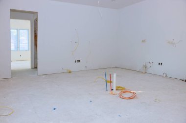 İnşaat endüstrisi yeni ev inşaatı iç alçıpan bant bitiş detayları