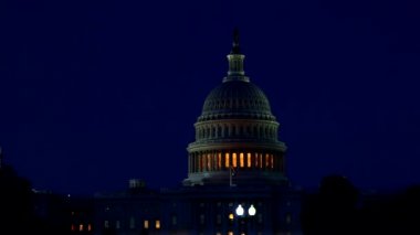 4 Temmuz Bağımsızlık Günü, Washington DC 'deki ABD Kongre Binası' nda neşeli havai fişek gösterisi gösteriyor.