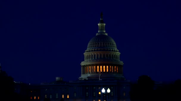 4 Temmuz Bağımsızlık Günü, Washington DC 'deki ABD Kongre Binası' nda neşeli havai fişek gösterisi gösteriyor. — Stok video