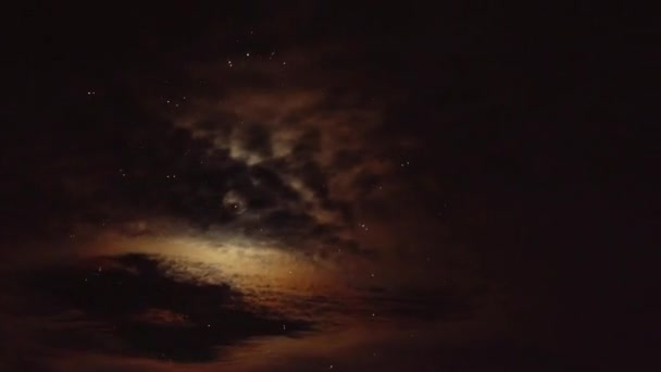 Celebraciones de conquista un espectáculo de fuegos artificiales luna llena entre cielo nublado oscuro misterio — Vídeo de stock