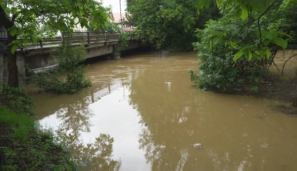 暴雨和风暴过后 农田中的水在水路上流动 导致了洪水 — 图库照片