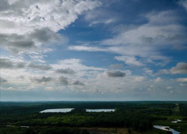 Güzel bir yaz masmavi gökyüzü, açık beyaz sabah güneşi bulutların üzerinde