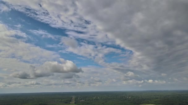 Beau ciel bleu avec un incroyable de nuages blancs. — Video