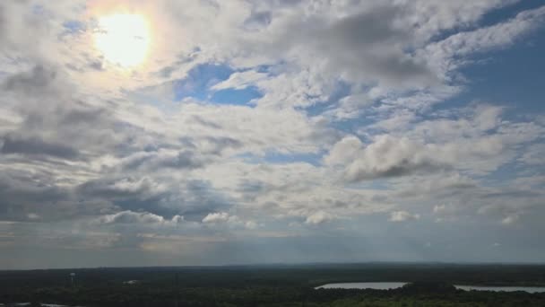 Piękne letnie niebo z jasnymi białymi chmurami — Wideo stockowe