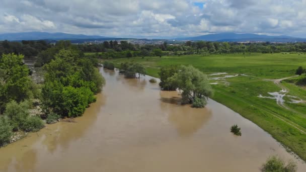 Woda przepływająca na polach uprawnych po zalanych polach uszkodzeniach po ulewnym deszczu — Wideo stockowe