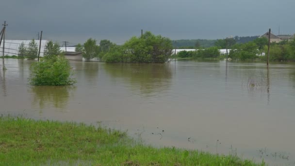 L'acqua che scorre sul corso d'acqua del campo agricolo dopo forti piogge e tempeste causate inondazioni. — Video Stock