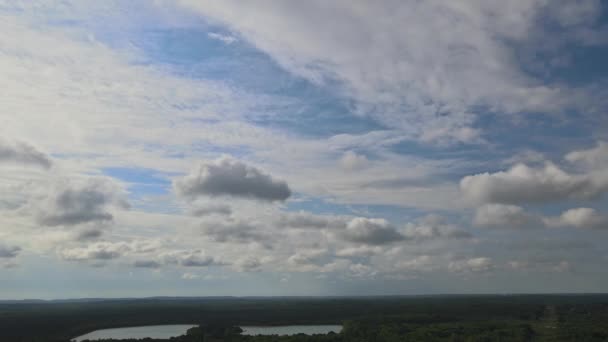 Vuelo a través de nubes en movimiento las nubes de lapso de tiempo con el sol de la tarde — Vídeo de stock