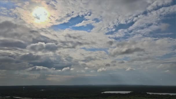 Блакитне небо чиста погода проміжок часу синій гарний таймлапс білі хмари хмарний день — стокове відео