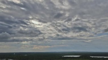 Gökyüzünde yüzen bulutların panoramik görüntüsü