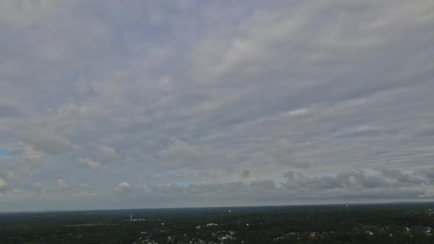 Movimentos nuvens inchado fofo branco nuvens céu tempo lapso lento em movimento nuvens . — Vídeo de Stock