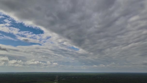 Timelapse incroyable de vol doux à travers de beaux nuages épais et duveteux. — Video