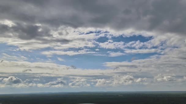 Långsamt rör sig vitt moln i horisonten sommar ljus blå vissen himmel på soligt solljus vacker avkopplande molnigt tidslinje — Stockvideo