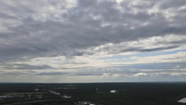 Солнечный день утром солнечный свет красивый расслабляющий облачный временной пейзаж медленно движущееся облако в горизонте летом ярко-голубое небо — стоковое видео