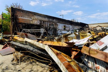 Popüler protestonun sonuçlarına yol açan vandalizm ve ABD 'deki kahve dükkanı yandı.