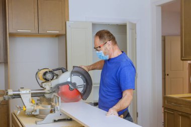 Mutfak güzel mutfak mobilyalarını yeniledi. Çekmecedeki çekmeceyi kişisel koruyucu malzemelerle donattı.,