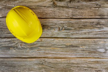 İş yeri inşaatı için ahşap masalı sarı güvenlik kaskı..